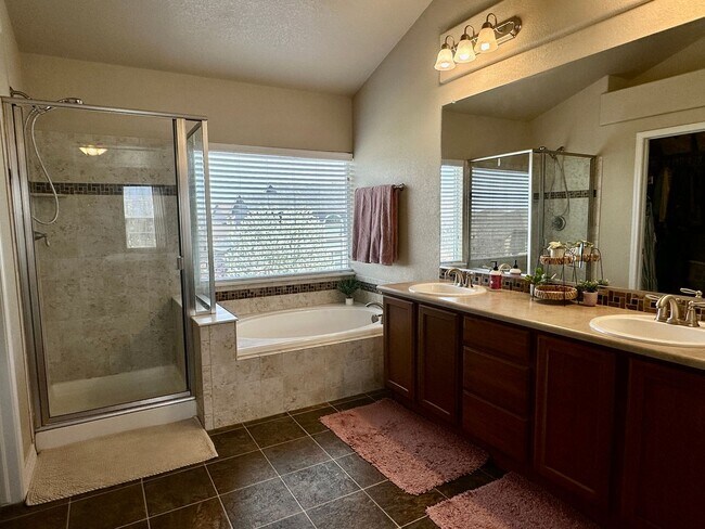 Building Photo - Elegant & Spacious 4BD Home with 3-Car Gar...