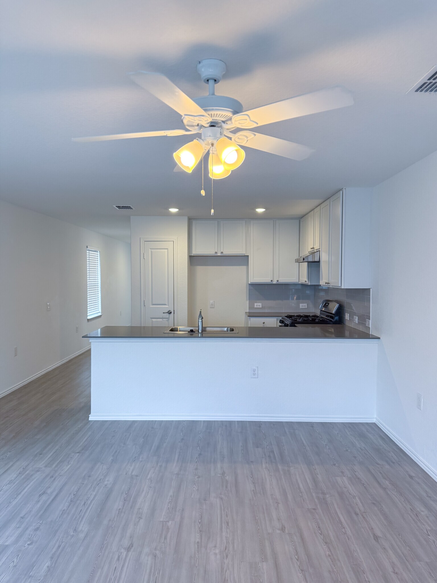 Building Photo - 1427 Laima Curv