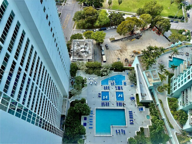 Building Photo - 1800 N Bayshore Dr