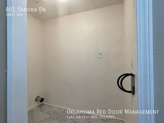 Building Photo - 801 Sandra Dr
