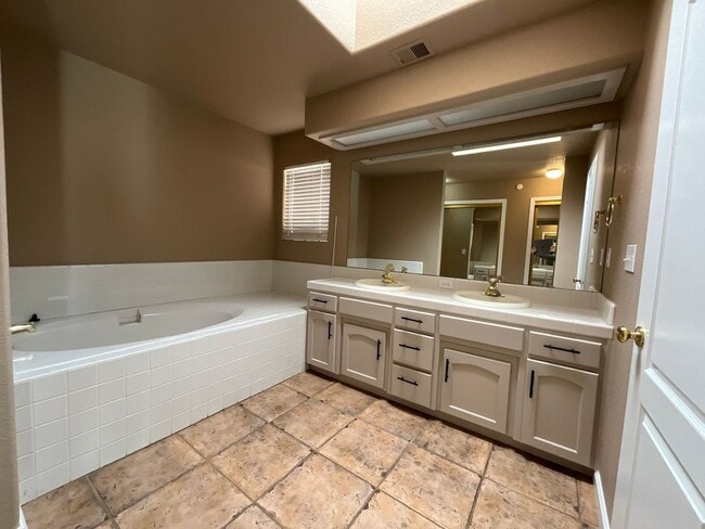 Building Photo - Spacious Four Bedroom Home in Figarden Loo...