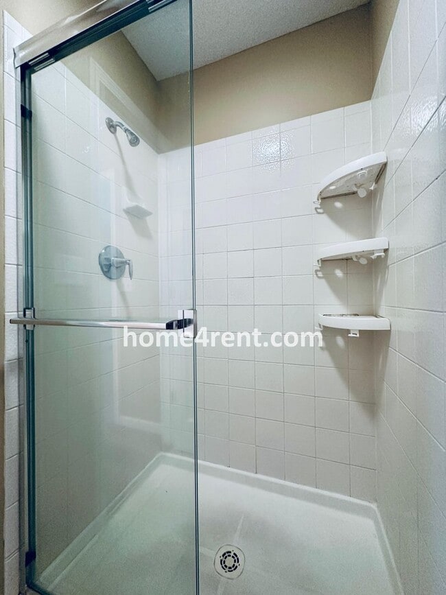 Building Photo - Four Bedroom Olathe Home in a Quiet Neighb...