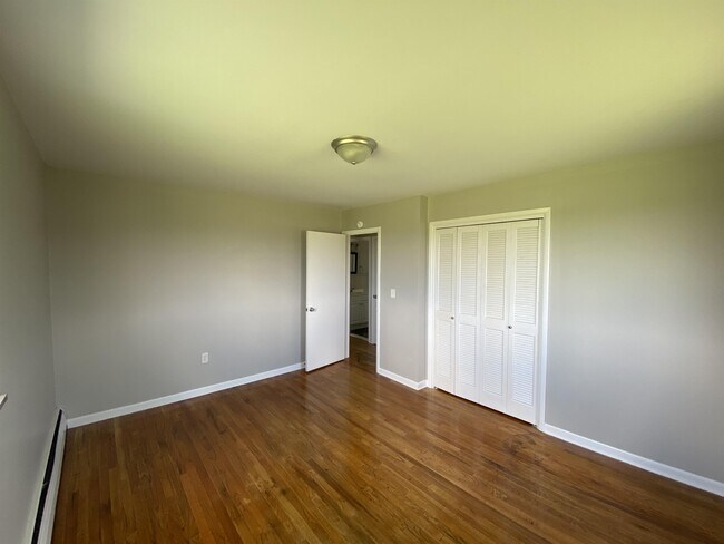 Building Photo - 565 Carlisle Rd