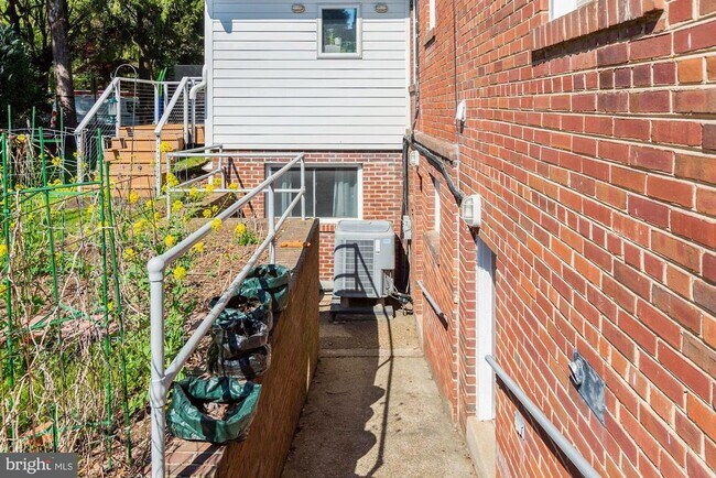 Building Photo - 3640 Everett St NW