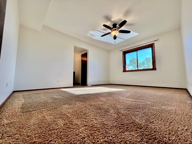 Building Photo - 5985 Lakeside Pl