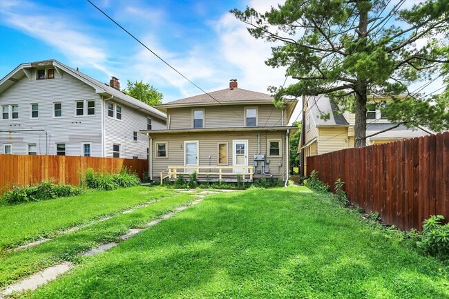 Building Photo - 626 N Riley Ave