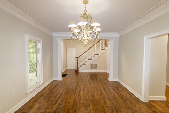 Building Photo - 906 Monarch Cir