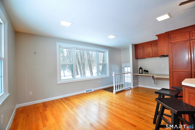 Building Photo - 25 Red Stone Dr