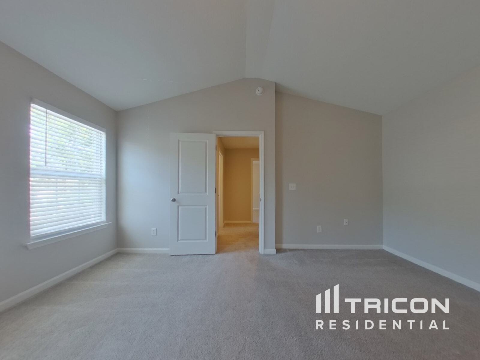 Building Photo - 453 Denman Loop
