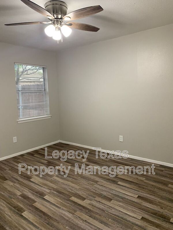 Building Photo - 1410 Courtney Pl