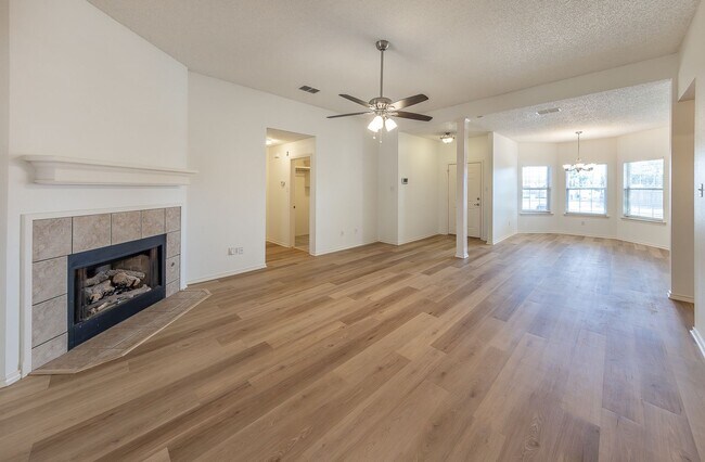 Building Photo - 3 Bed 2 Bath Move In Ready!