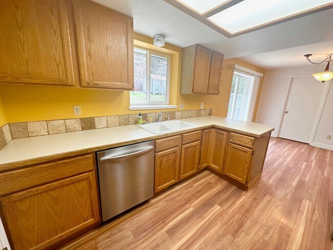 Building Photo - Enjoy the foothill views from your backyard!