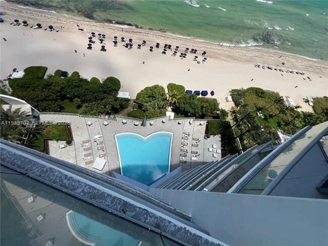 Building Photo - 17121 Collins Ave