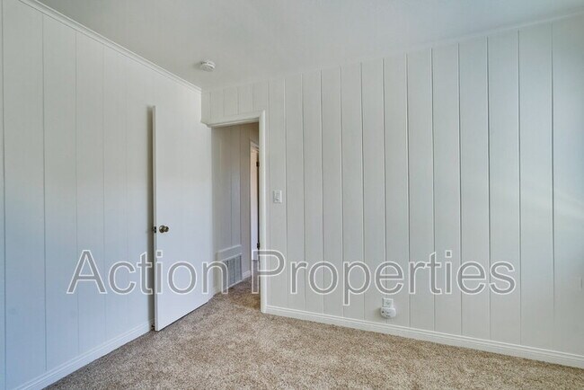 Building Photo - 306 N Clark Ave