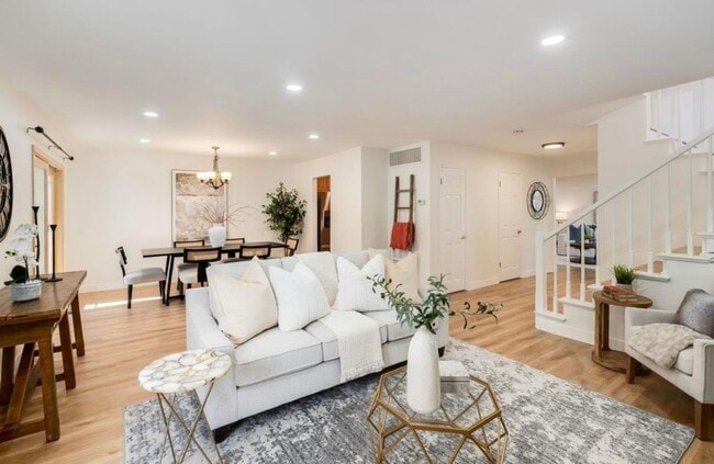 Building Photo - 725 Old Creek Rd