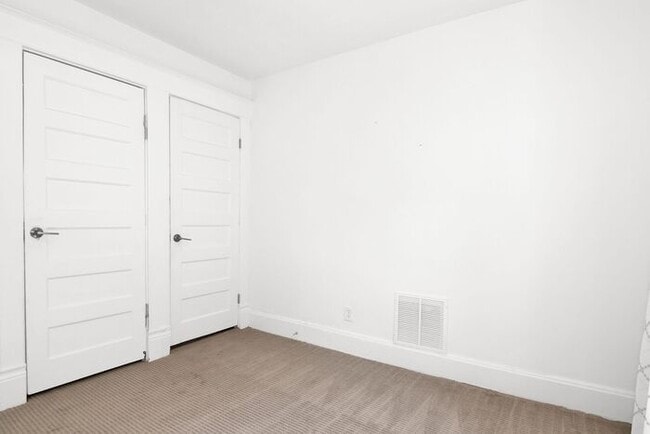 Building Photo - Classic Remodeled Townhome in Windsor Park