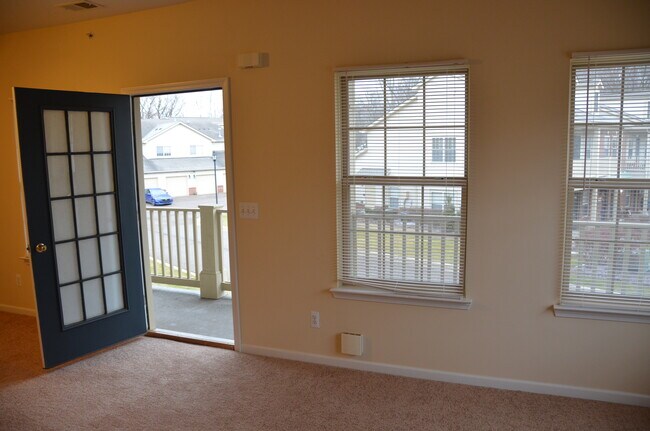 Building Photo - 474 Village Dr