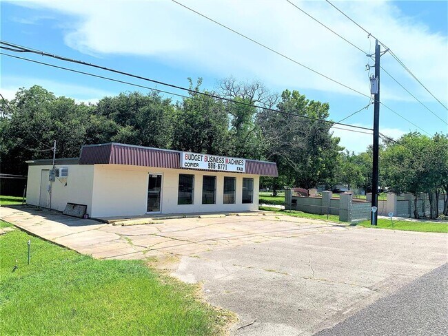 Building Photo - 8622 Hwy 6