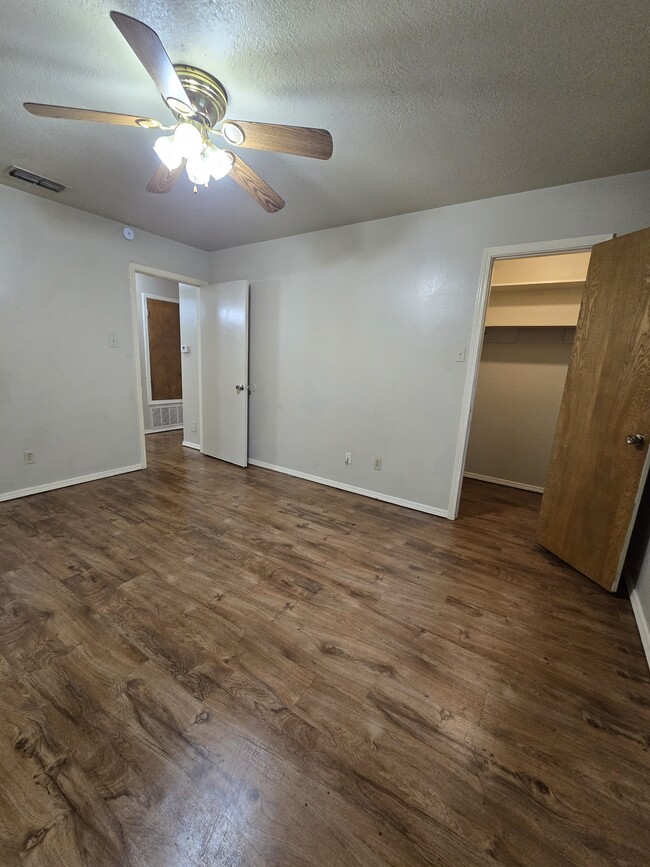 Building Photo - 16044 Pawnee Dr