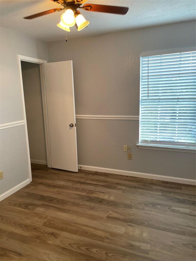 Building Photo - 8402 Spring Valley Dr