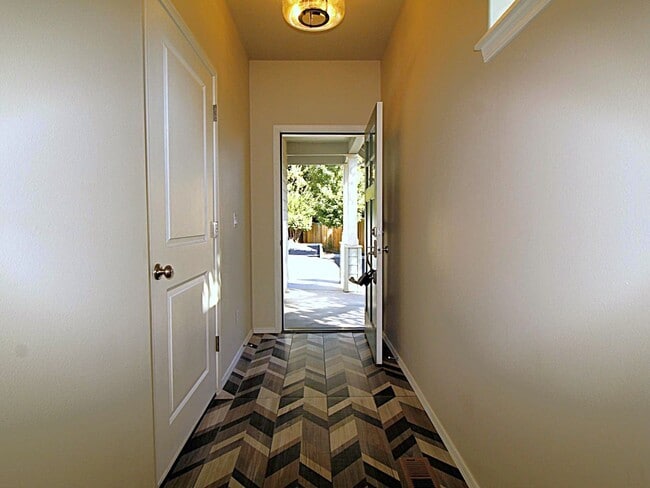 Building Photo - Modern 3x2.5 End Unit Townhome Retreat in NE Bend