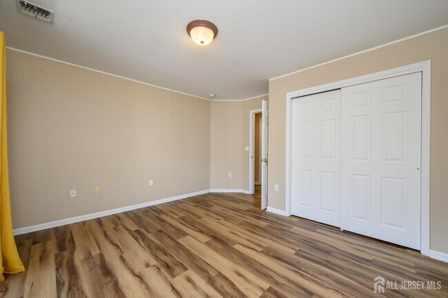 Building Photo - 303 Pinelli Dr