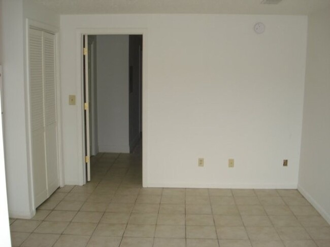 Building Photo - One bed APT, south of downtown, available ...
