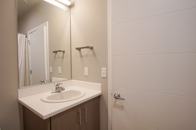 Building Photo - Sellwood 3rd Floor-Studio w W/D Ready Late...
