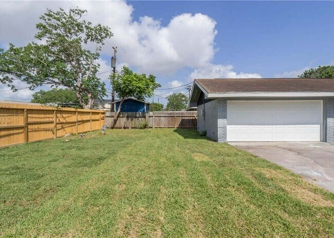 Building Photo - 4013 Kingston Dr