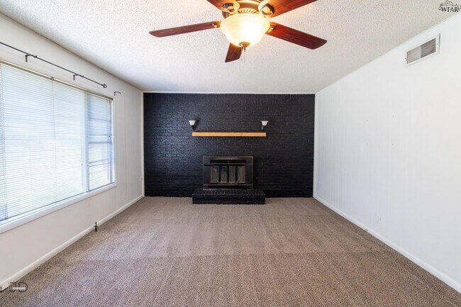 Building Photo - 501 W Texas Ave