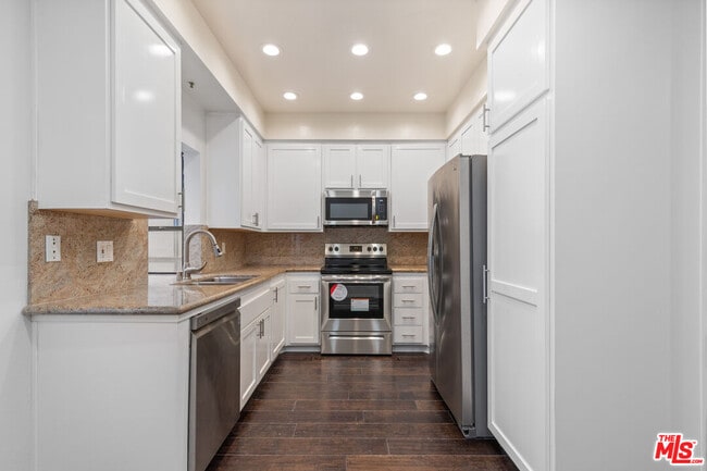 Building Photo - 310 Tahiti Way