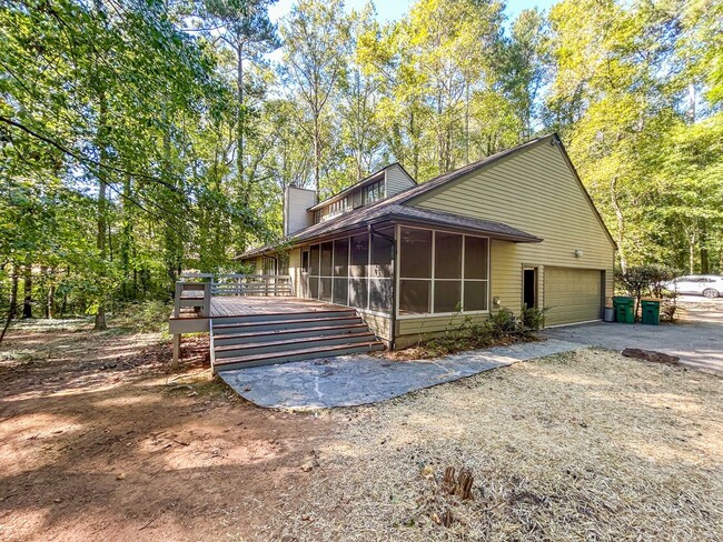 Building Photo - Spacious Contemporary Home in a Private Wo...