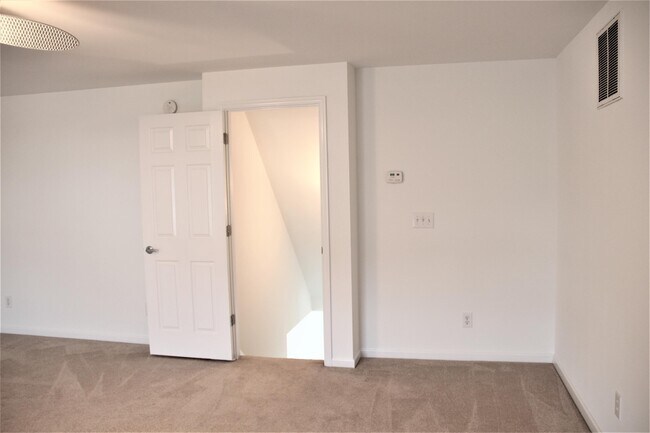 Building Photo - 205 Queenswood Blvd