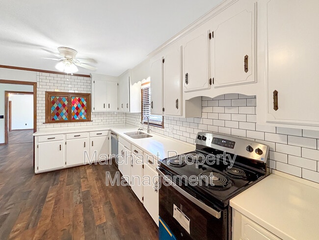 Building Photo - 601 Fairview Church Rd