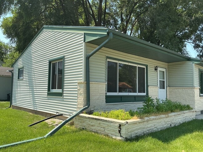 Building Photo - 3 Bedroom Single Family Home