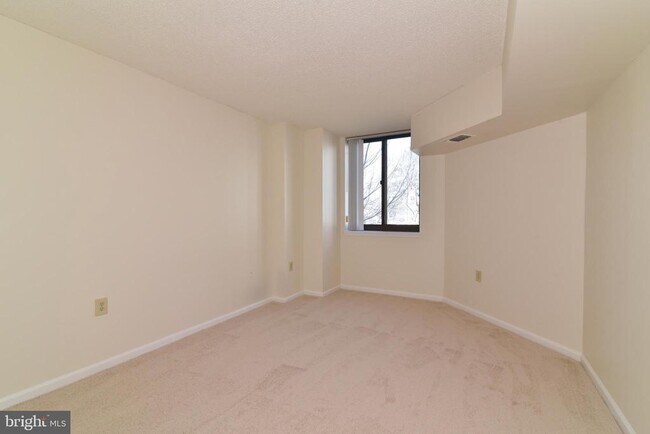 Building Photo - 1001 N Randolph St
