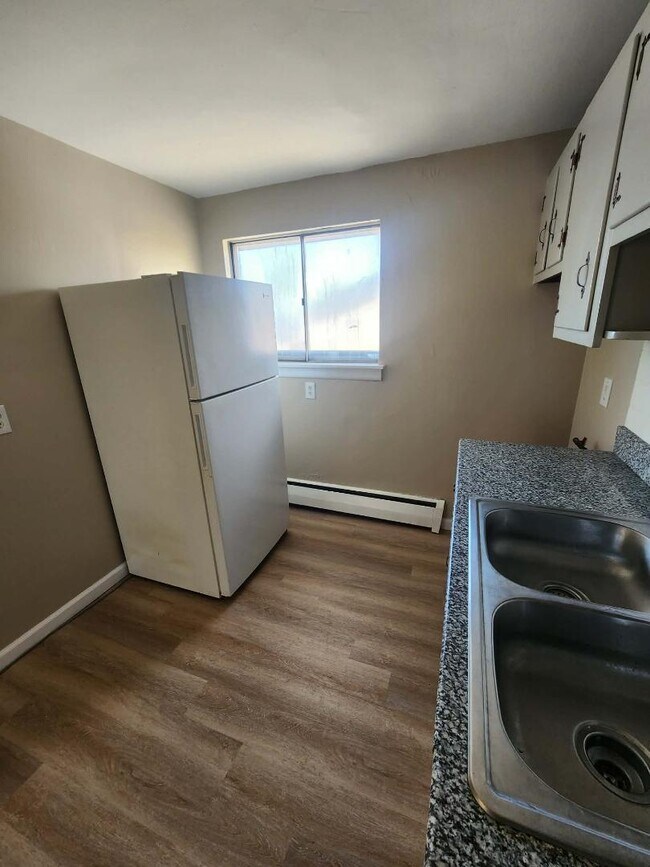 Building Photo - 1654 Abbott Rd