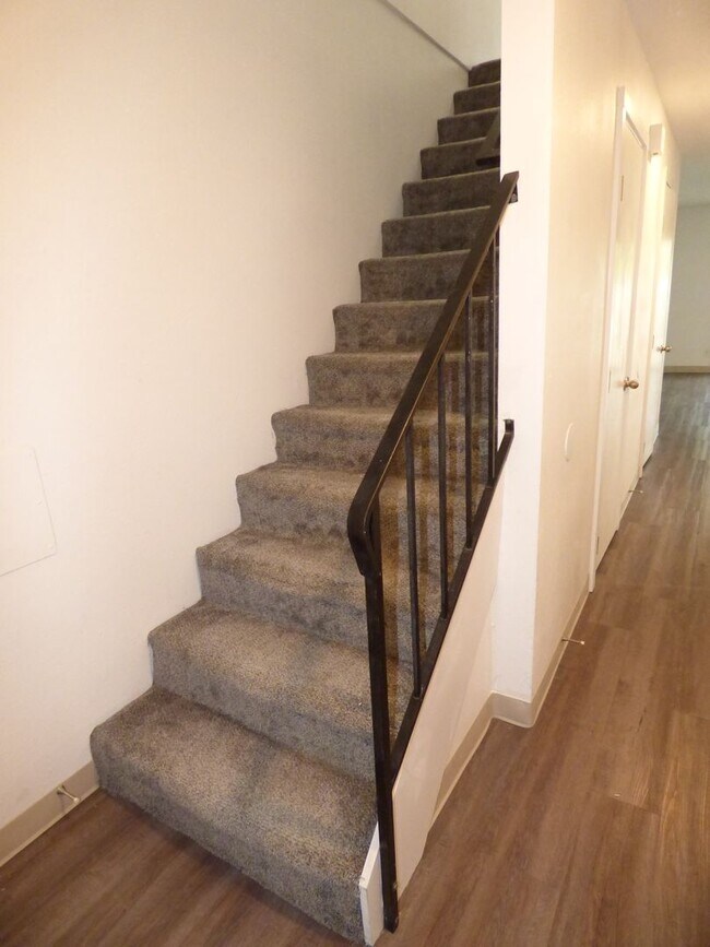 Building Photo - Rent Special: 1/2 Off June's Rent!! - 2 bed Townhome