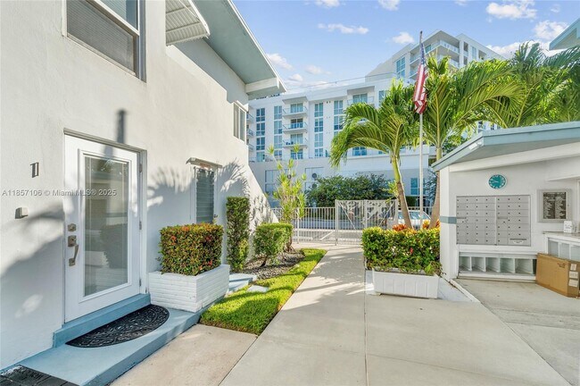Building Photo - 425 Bayshore Dr