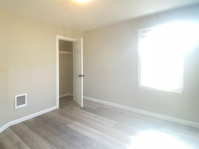 Building Photo - Remodeled 4-Plex Apartment - Attached Gara...