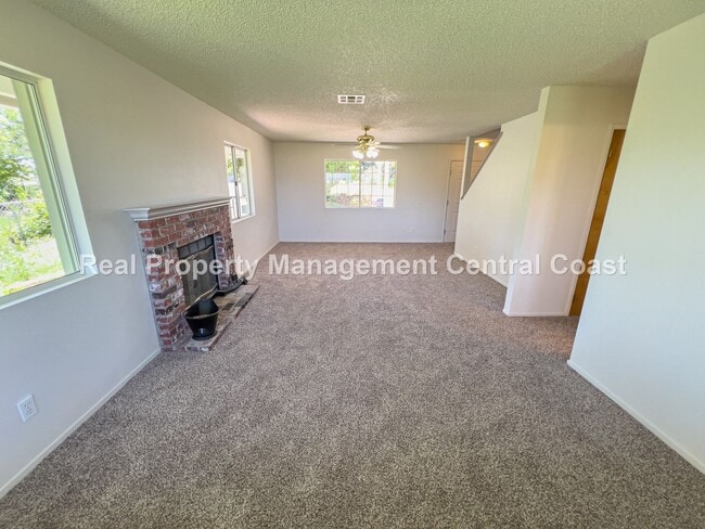 Building Photo - AVAILABLE NOW - Spacious Country Home in S...