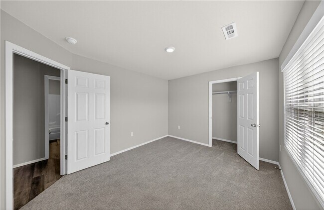 Building Photo - 4404 SW Sackett Ave