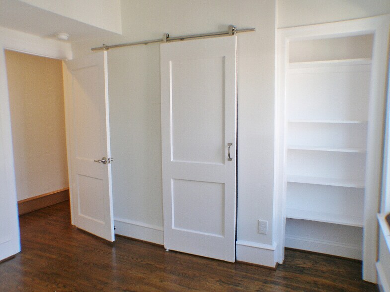 Building Photo - 550 E Washington Ln