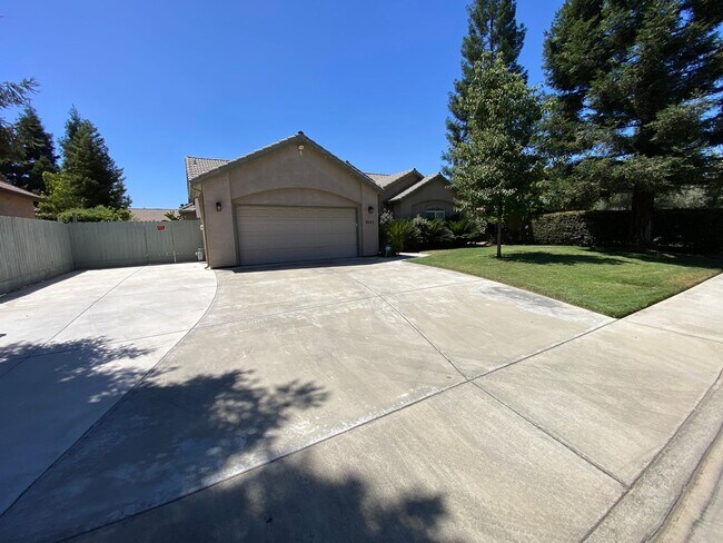 Building Photo - 2643 W Oakridge Ave