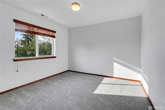 Building Photo - 302 Ave. -