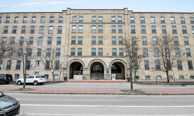 Building Photo - 940 Monroe Ave NW