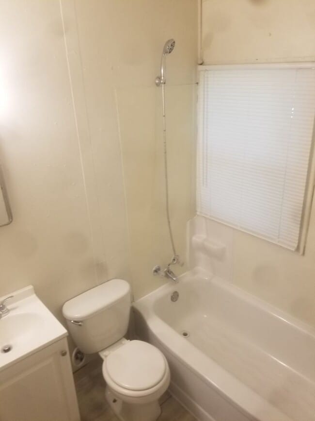 Building Photo - 2 bedroom home available in Rockford