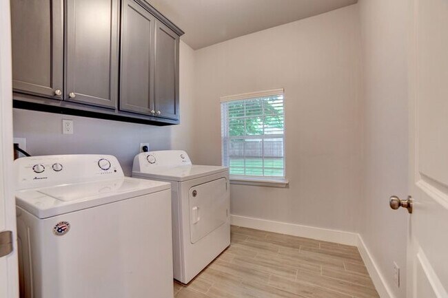 Building Photo - 3/2.5 Dream Home With Lots Of Charm