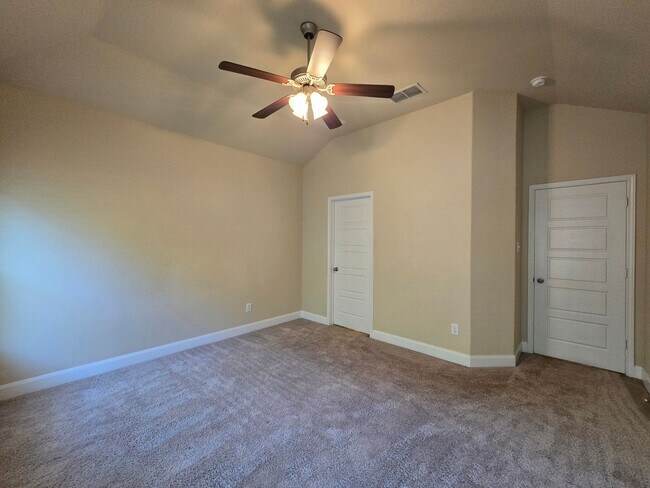 Building Photo - Walk to Historic Gruene! Fridge Included /...