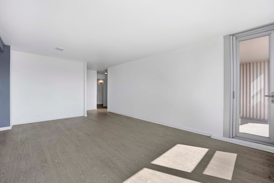 Building Photo - 555 W Cornelia Ave